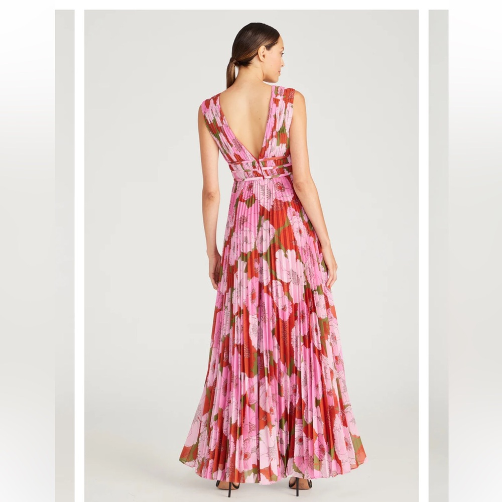 AMUR Deep V Pleated Gown - Picture 4 of 8